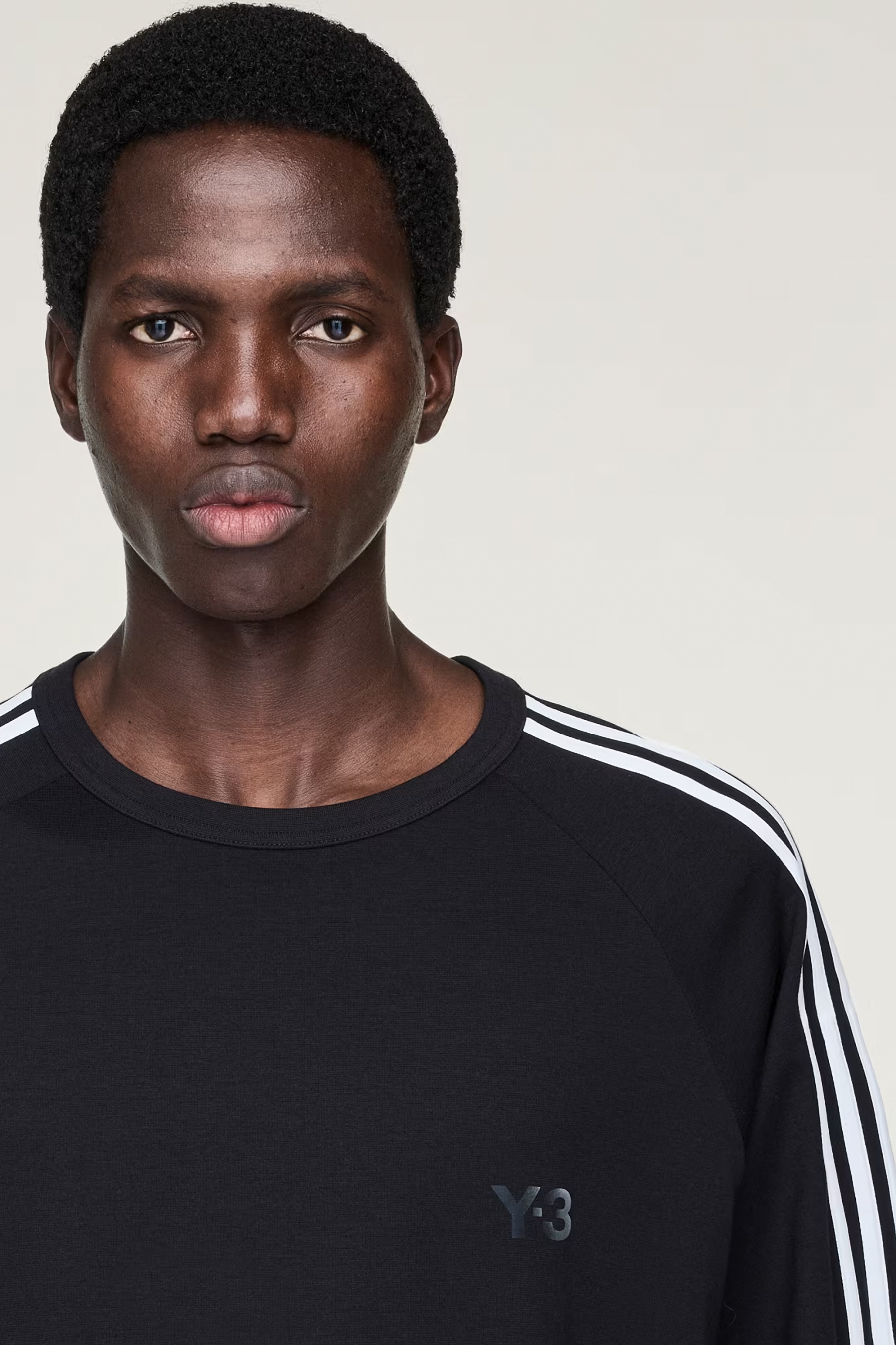 Y-3 Loose Fit Lyocell-Wool Stretch Blend 3-Stripes Wire T-Shirt Gesicht, Kopf, Hals, Person, Portrait