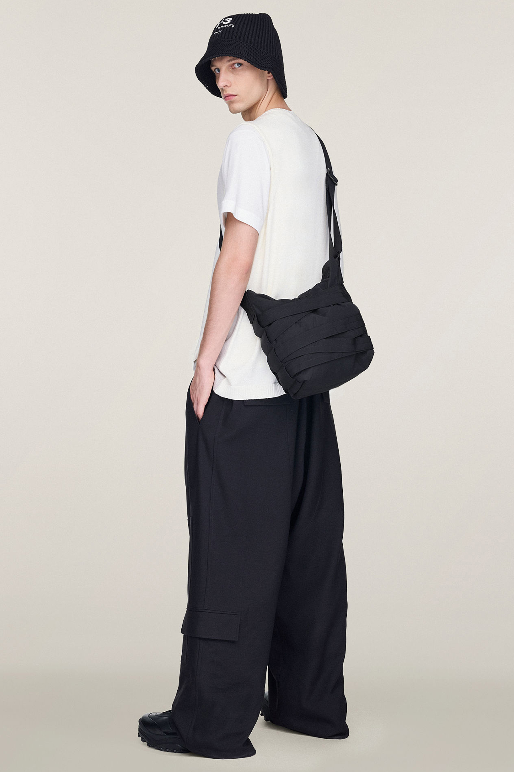 Y-3 Recycled Nylon Cinch Shoulder Bag Tasche, Handtasche, Hosen, Bluse, Person