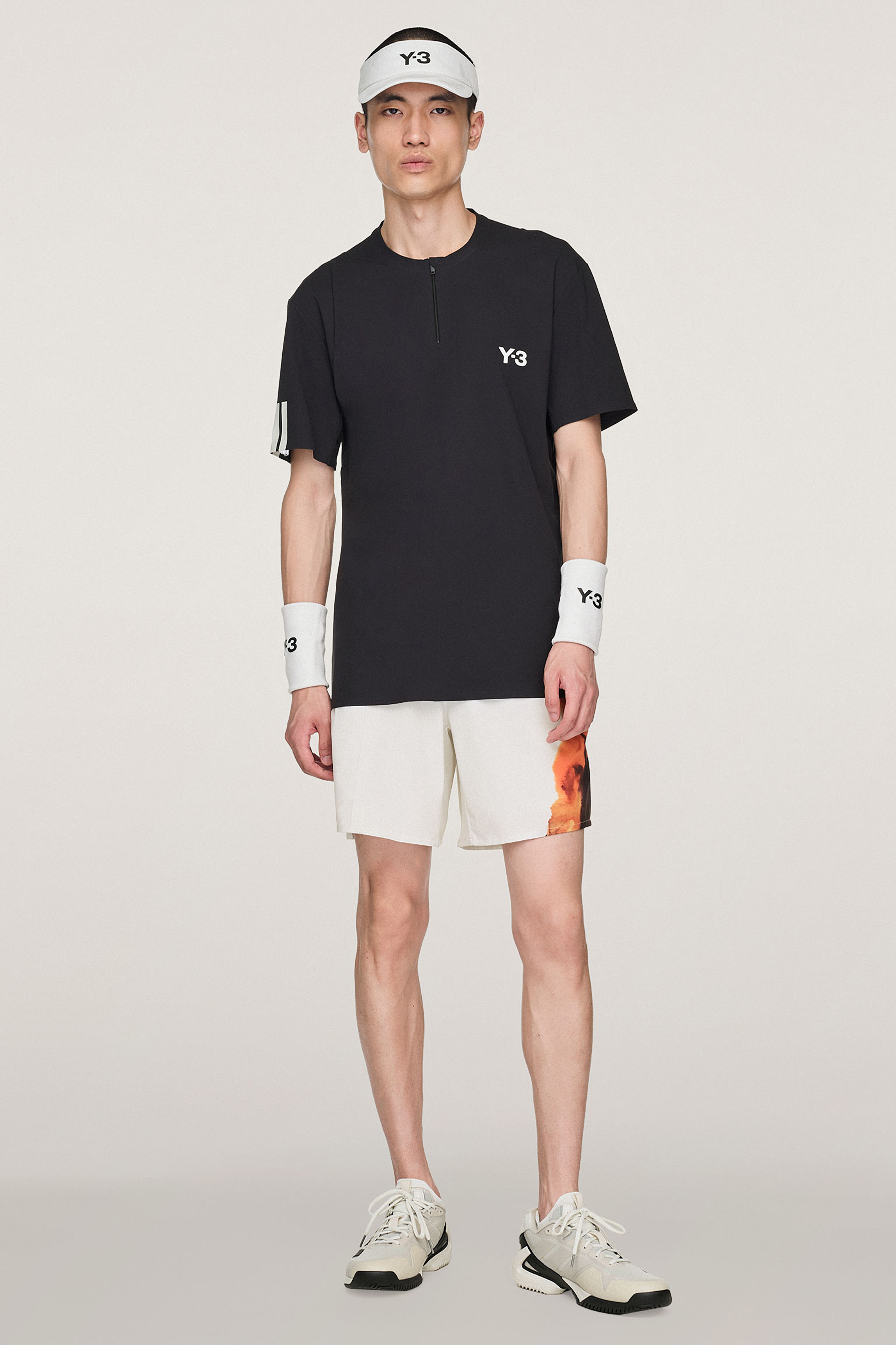 Y-3 Regular Fit Printed Recycled Nylon Blend Climacool Tennis Pro FreeLift Zip T-Shirt Bekleidung, Kurze Hosen, Schuh, Sneaker, Person