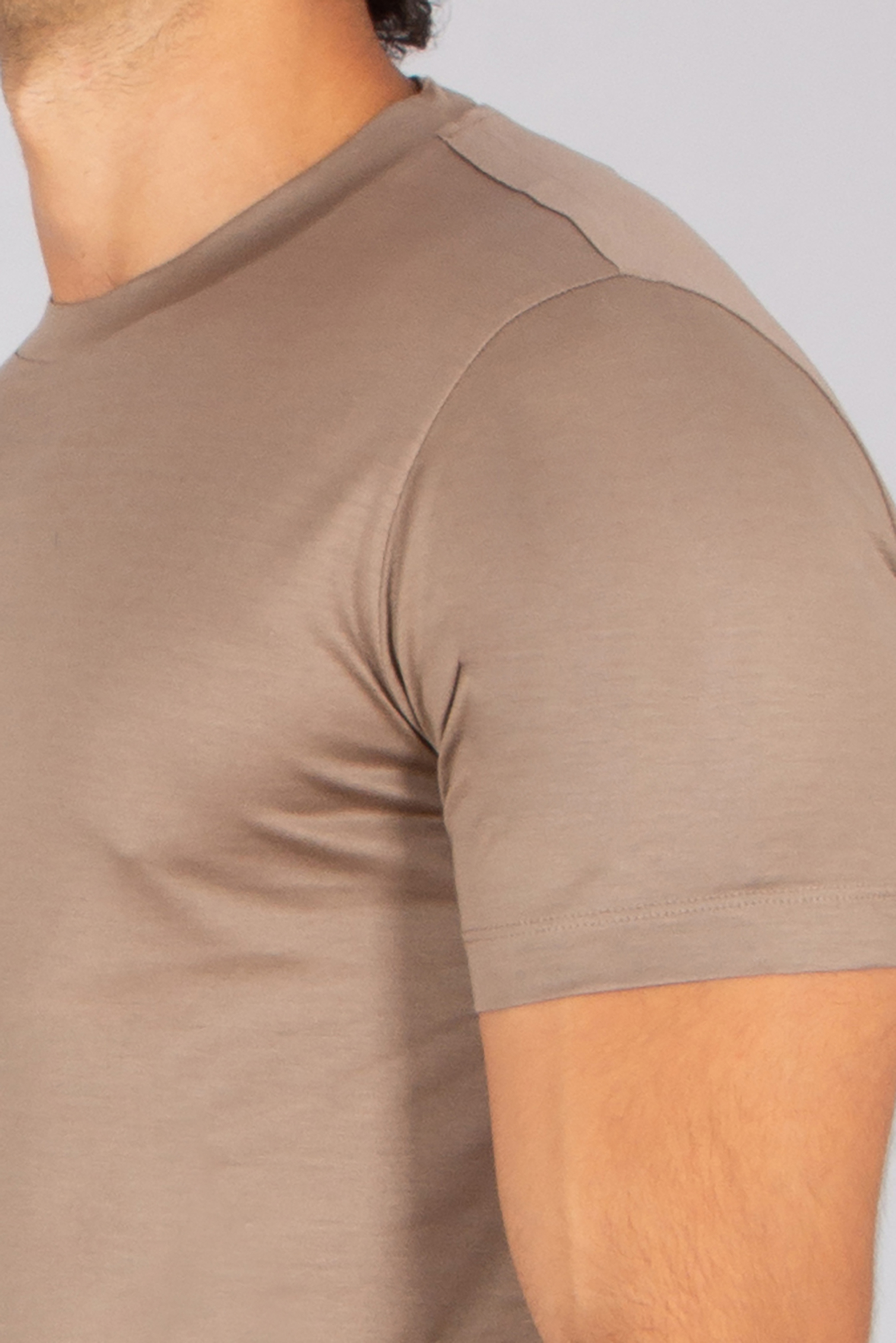 T-shirt, Person, Schulter, Erwachsener, Mann