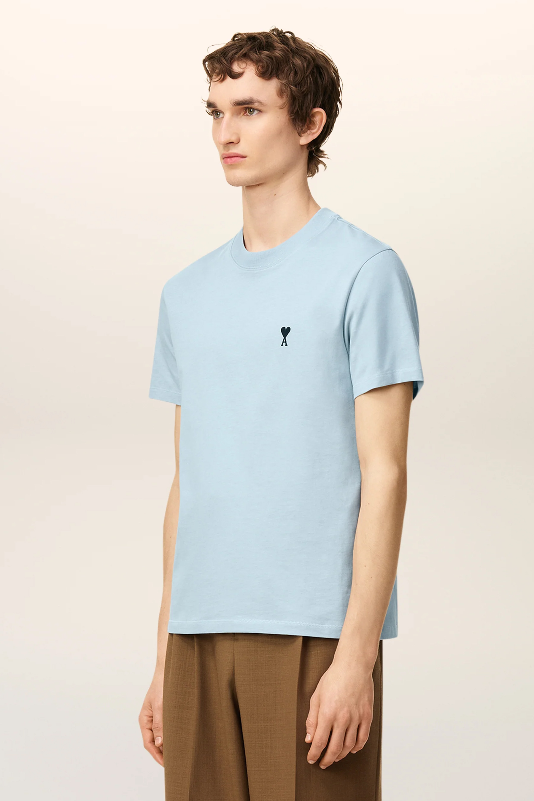 Bekleidung, T-shirt, Person, Ärmel