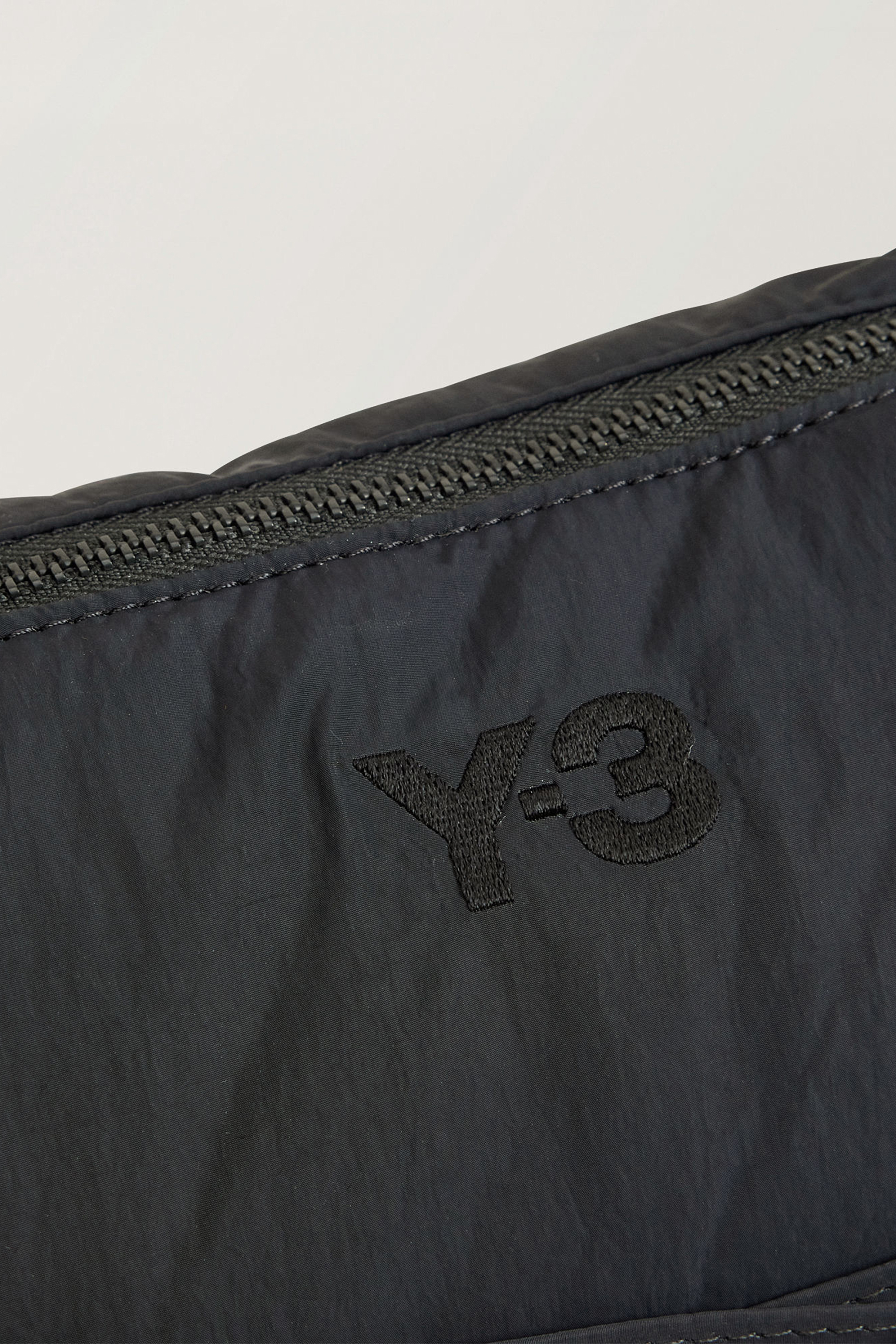Y-3 Recycled Nylon Cinch Shoulder Bag Kissen, Dekoration für Zuhause, Kleidung, Mantel, Handtasche