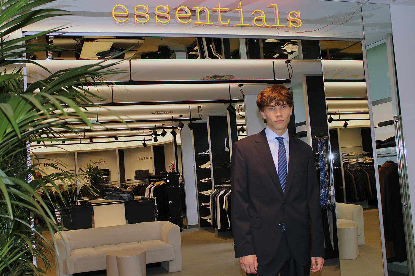 Formelle Kleidung, Anzug, Mantel, Gebäude, Person, Formelle Kleidung, Anzug, Mantel, Gebäude, Person