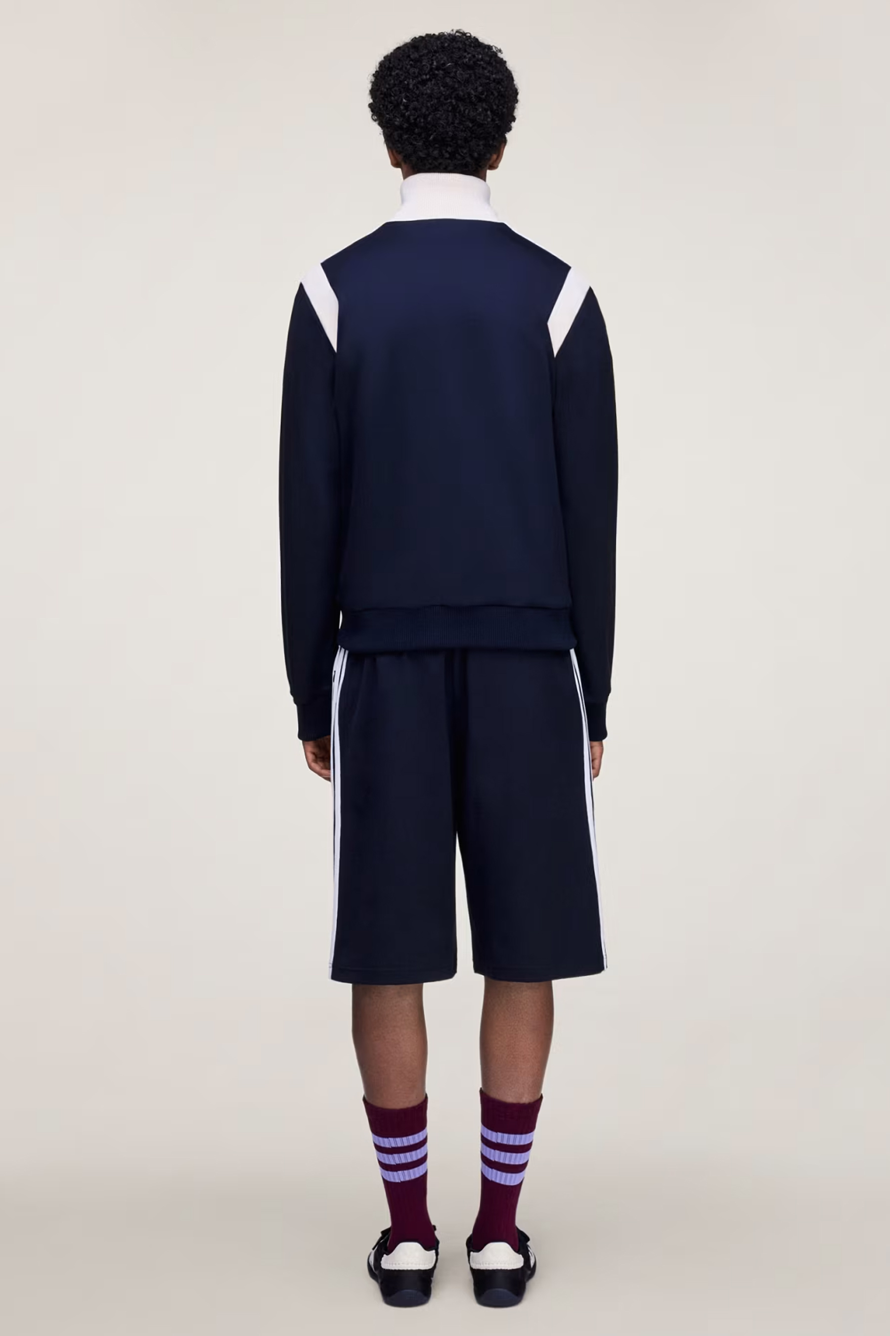 Mantel, Anzug, Langarm, Person, Kurze Hose