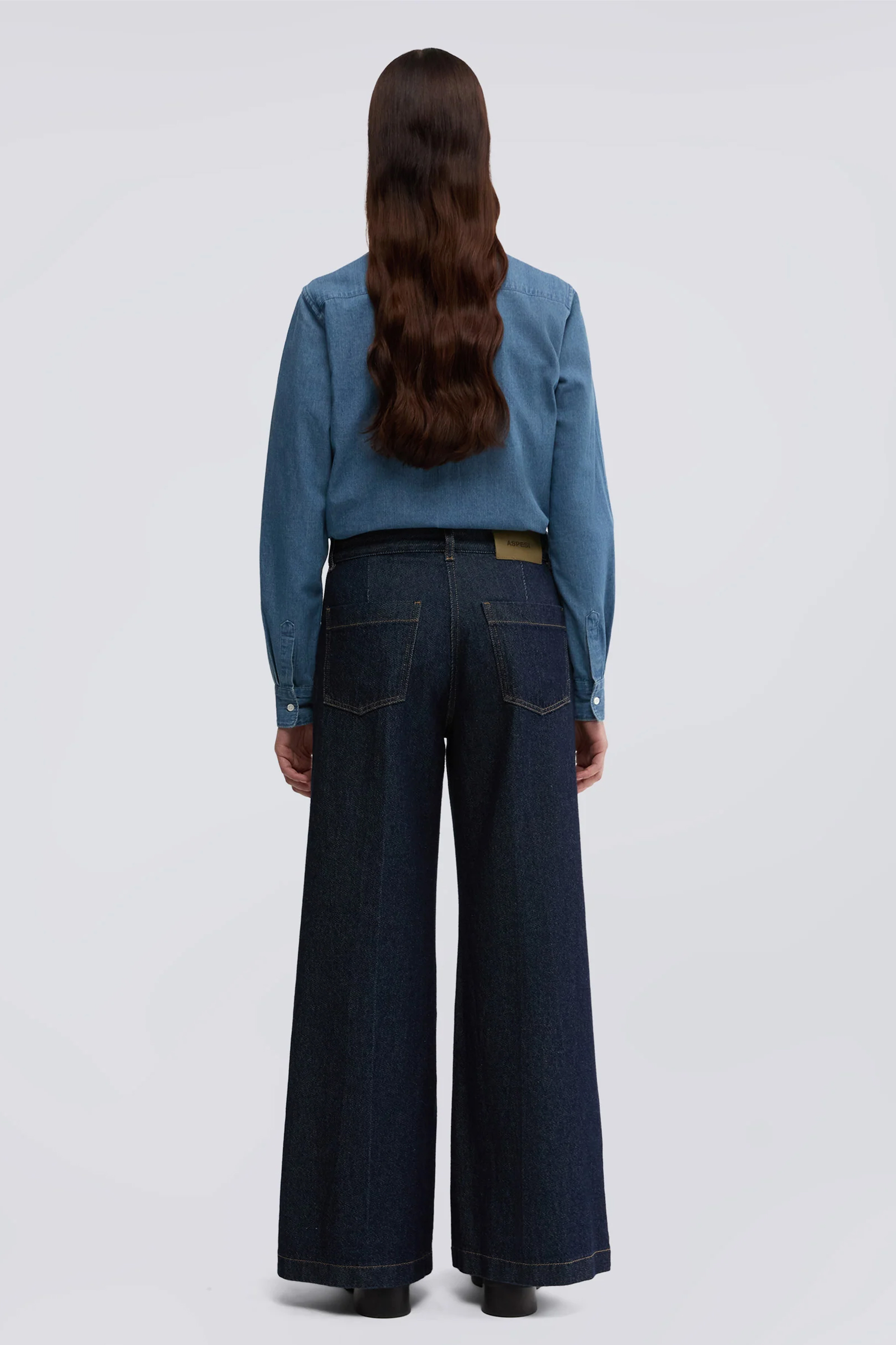 ASPESI Wide Leg Cotton Denim Jeans Hosen, Jeans, Weste, Person, Mantel