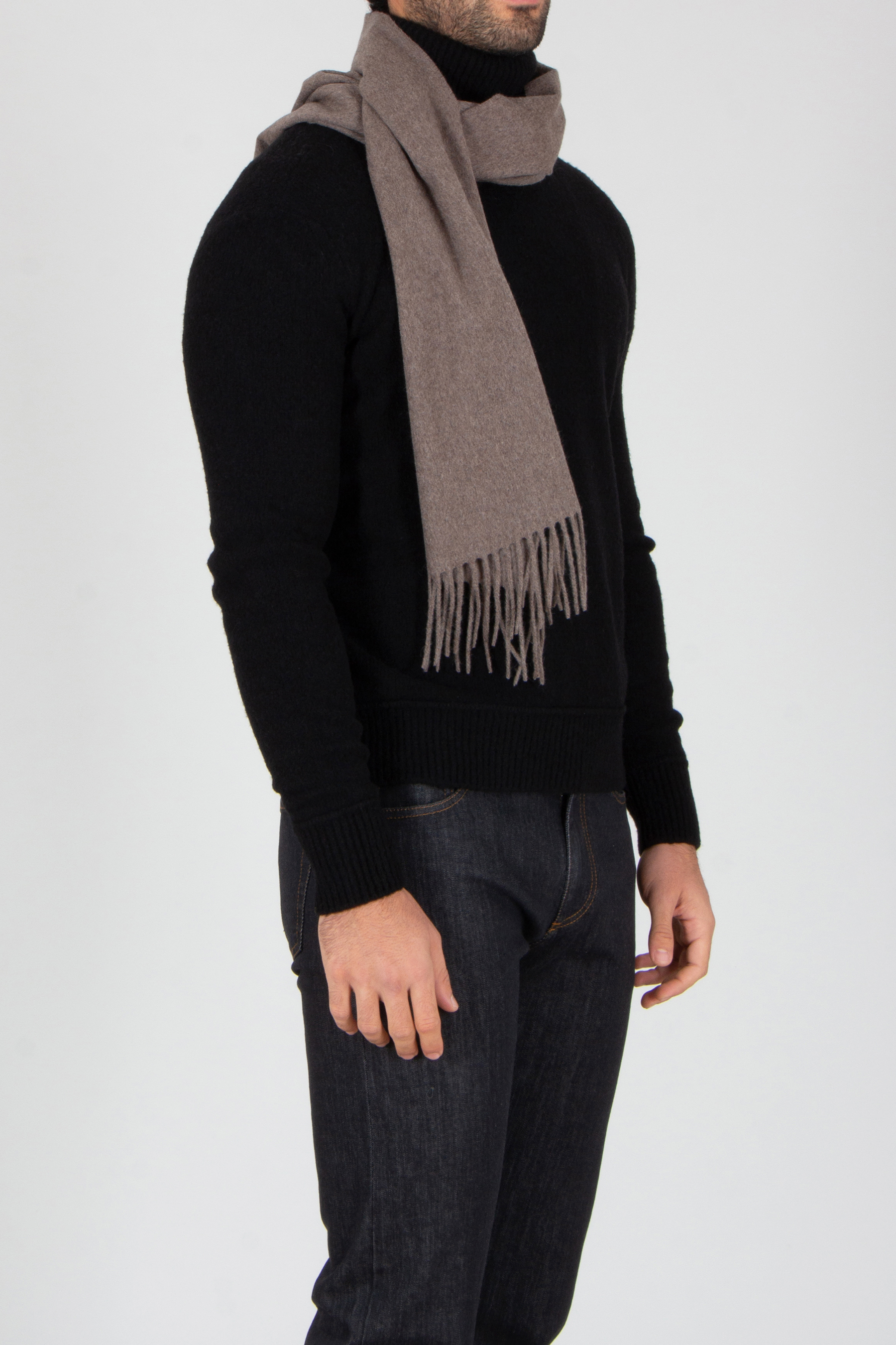 Jeanshose, Pullover, Jacke, Halstuch, Person