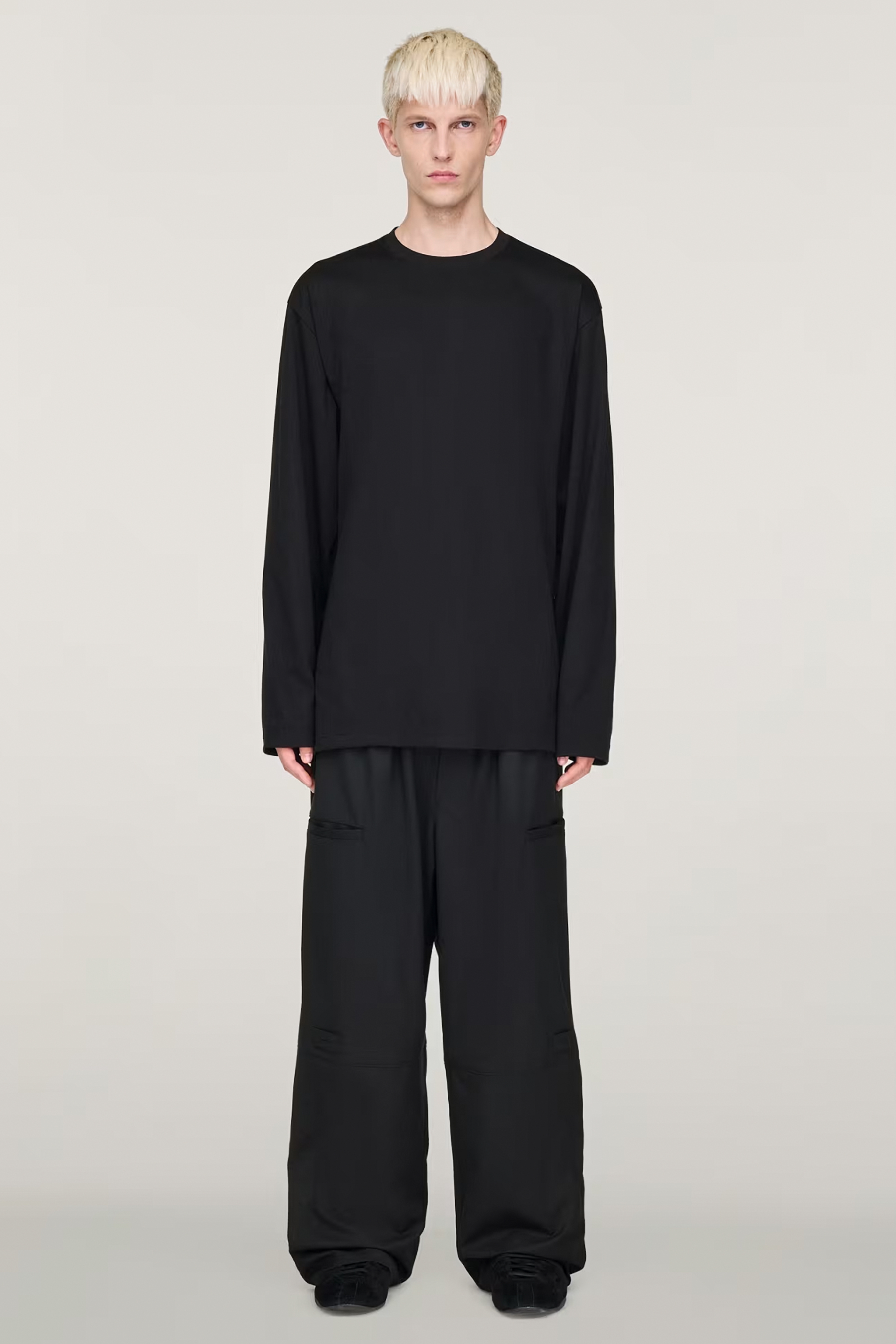 Y-3 Oversized Fit Refined Wool Stretch Blend Cuffed Pants Langarm, Ärmel, Person, Stehend, Mann