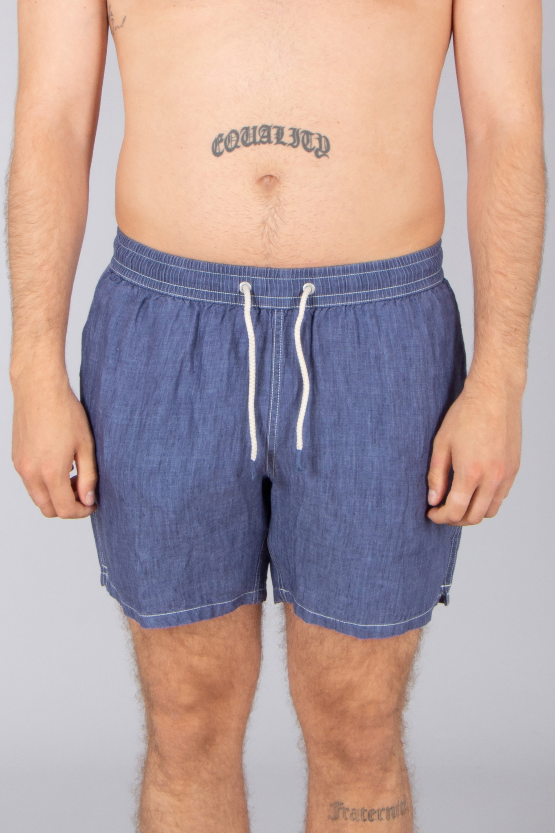 Bekleidung, Kurze Hosen, Person, Haut, Tätowierung