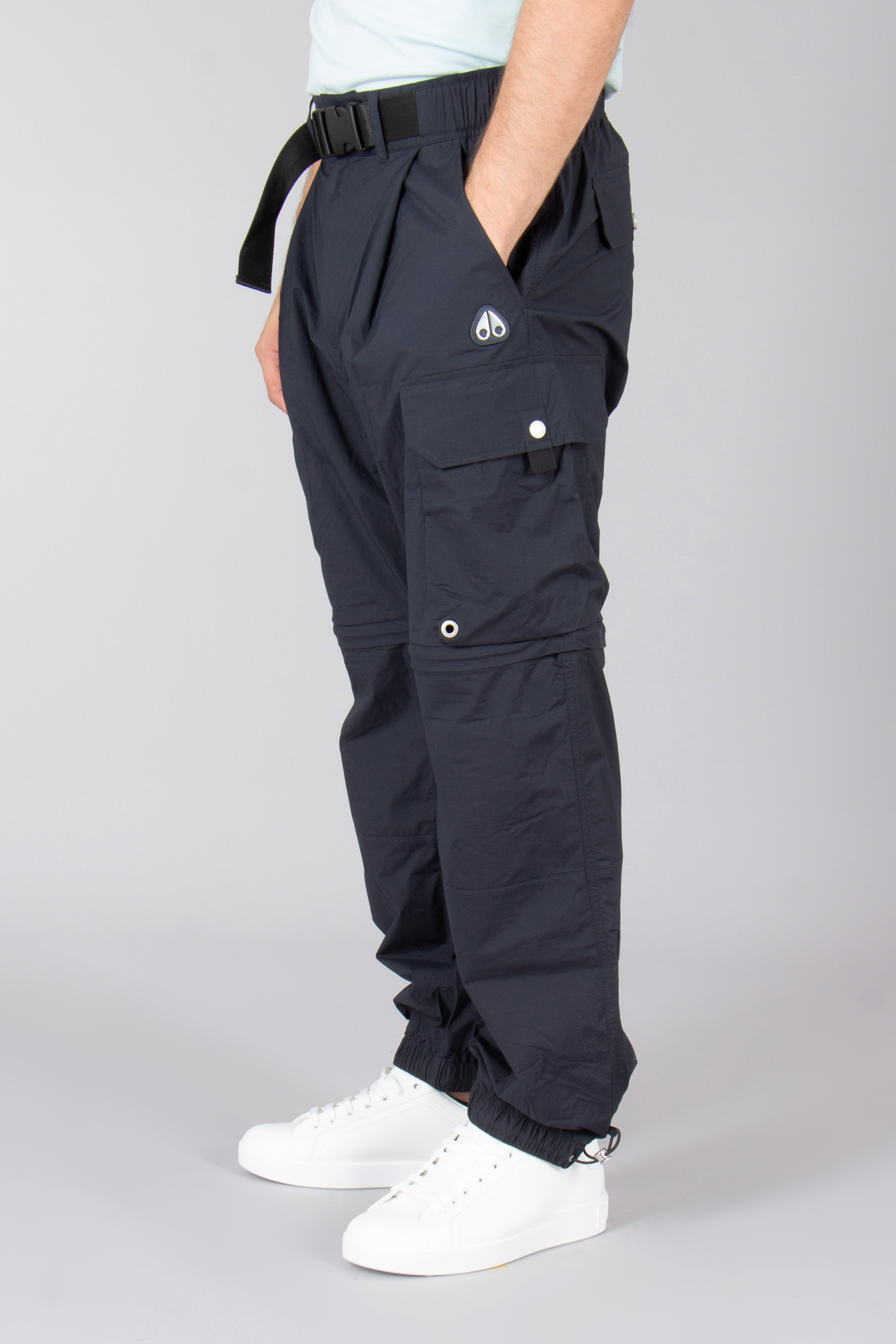 MOOSE KNUCKLES Loose Fit 2-in-1 Recyceld Nylon-Cotton Stretch Crinkle Concorde Cargopants Bekleidung, Hosen, Person, Jeans