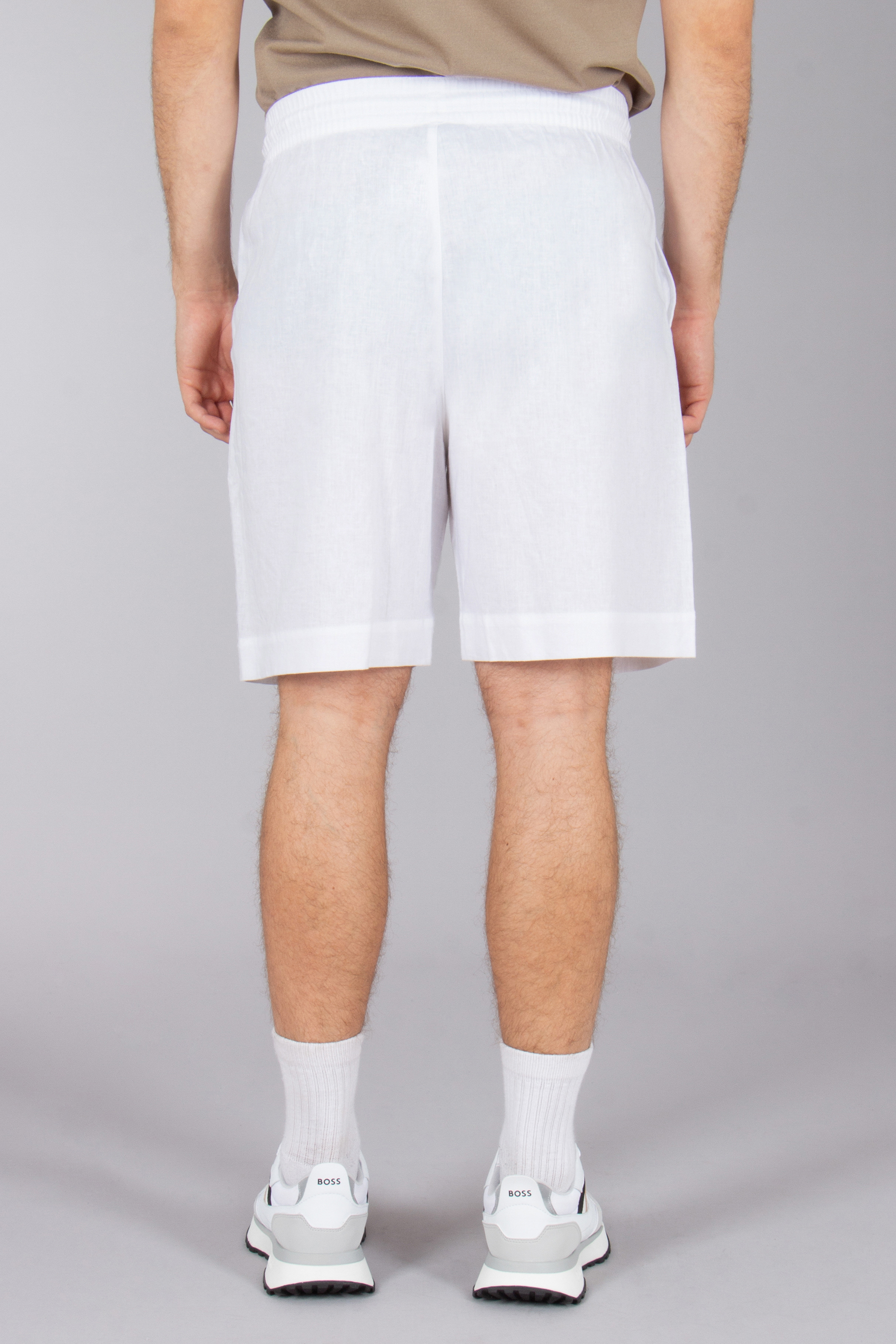 EMPORIO ARMANI Relaxed Fit Linen Blend Beachwear Bermuda Shorts Bekleidung, Kurze Hosen, Körperteil, Person, Oberschenkel