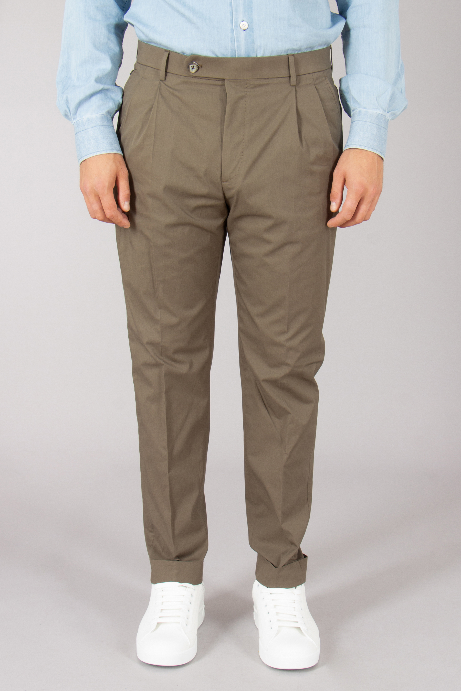 GTA Carrot Fit Stretch Cotton-Nylon Blend Pleated Pants Luca Bekleidung, Hosen, Khaki, Person