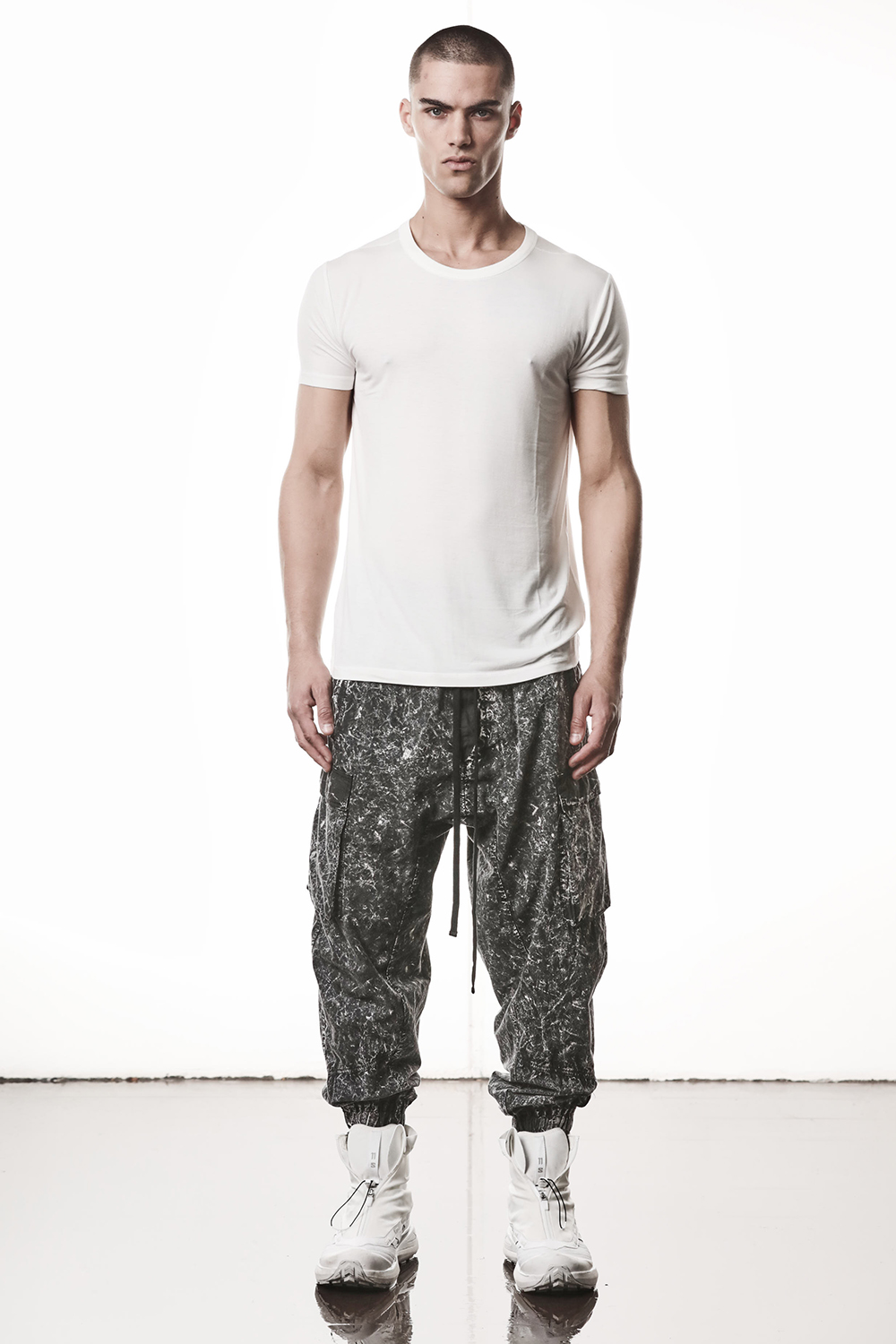 T-shirt, Hosen, Erwachsener, Mann, Person