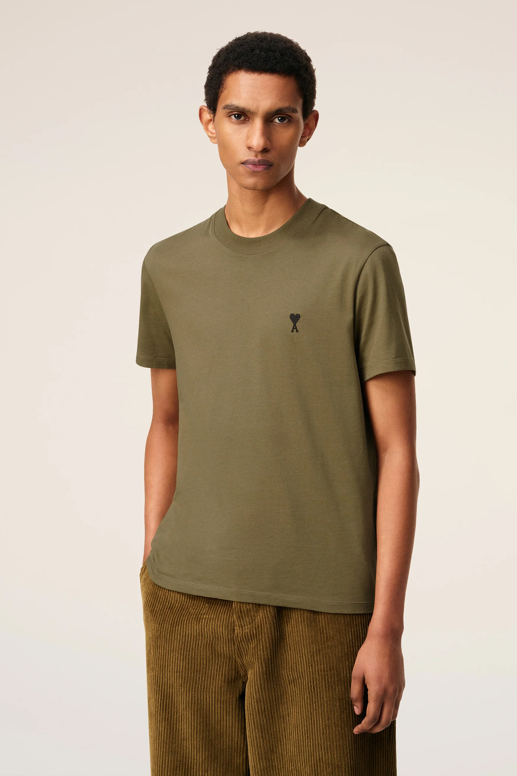 Bekleidung, T-shirt, Person, Ärmel, Leinen